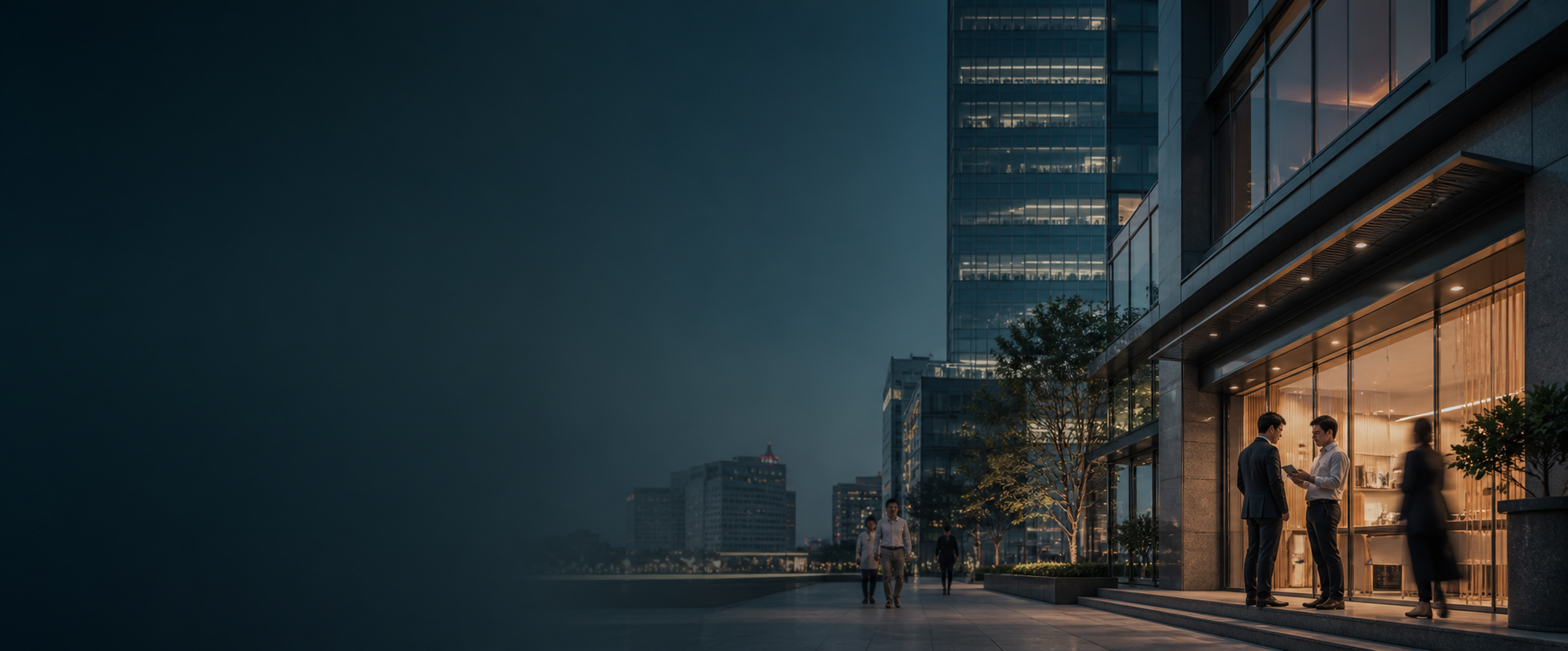 夜幕中的企业办公与服务空间,代表实体业务与公开信息的连接